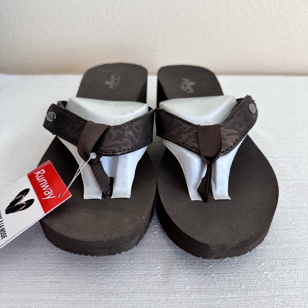 New Bandals Runway Brown Flip Flop Wedge Sandals Women’s 6 View 2